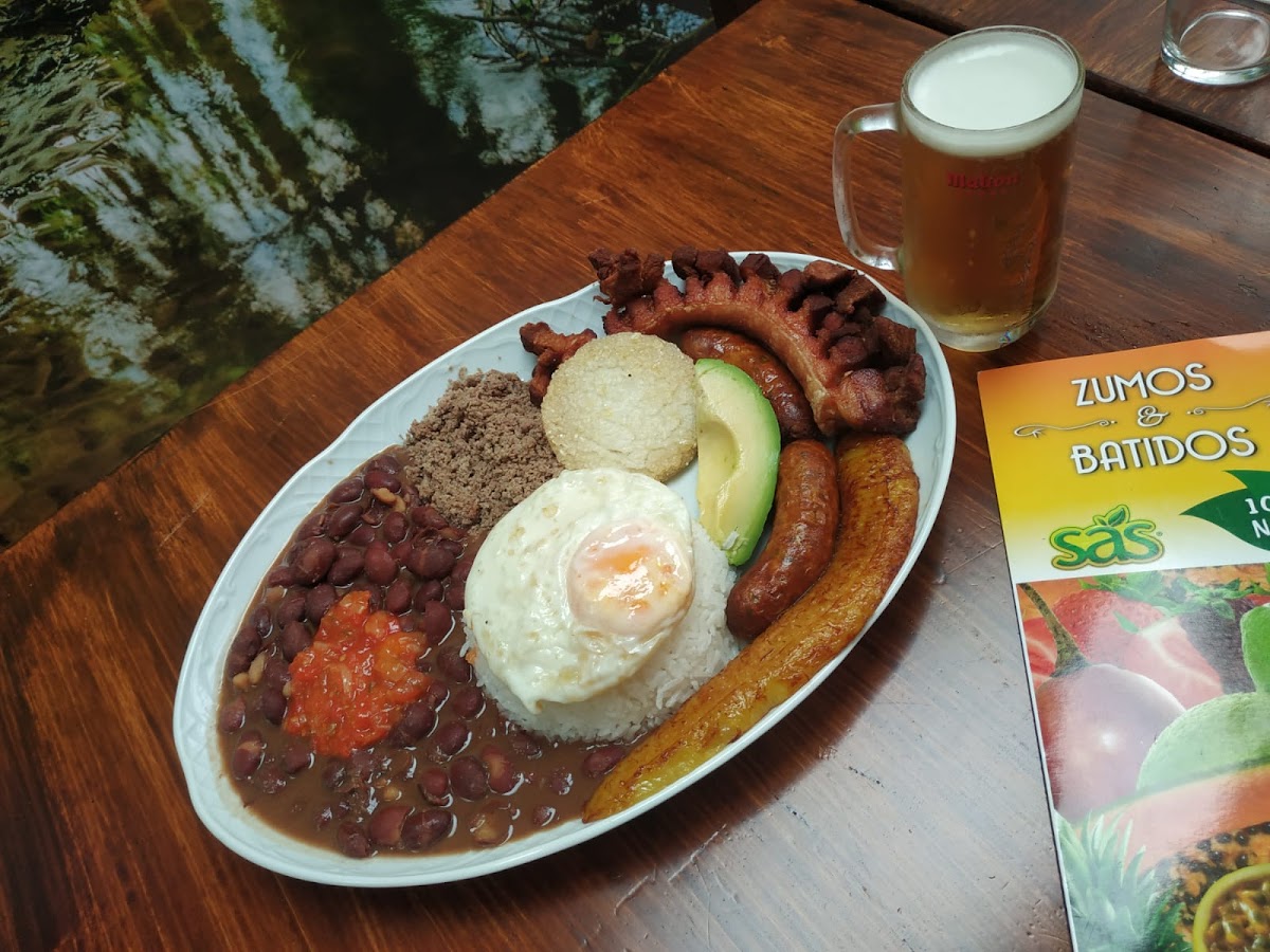 Paella de mariscos presentada en paellera tradicional