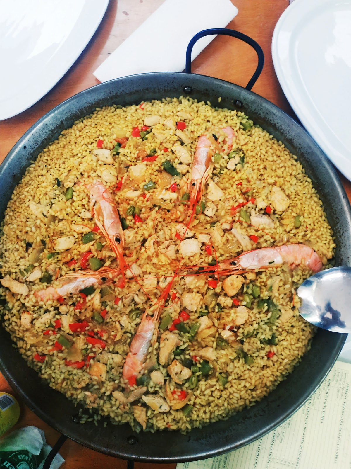 Filete de pescado dorado con vegetales y puré de papas
